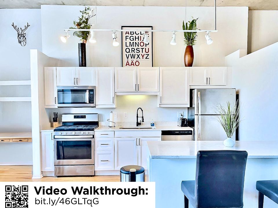 Newly updated kitchen fully stocked w/ cook & kitchenware, coffee maker, blender, instapot, toaster