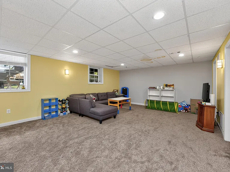 271 Fairfield Cir W — Photo 24