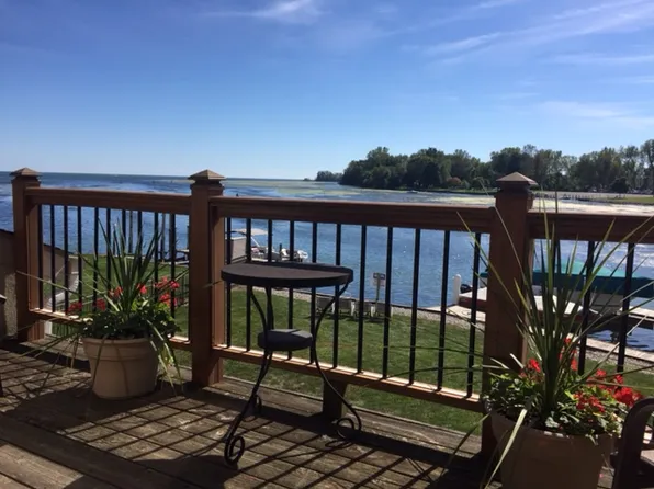30768 Triangle Dr, Gibraltar, MI 48173