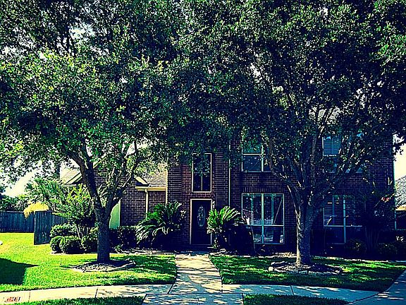 Welcome Home! Beautiful mature tree lined street