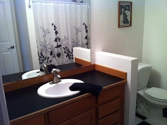Spotless bathroom and all linens included.