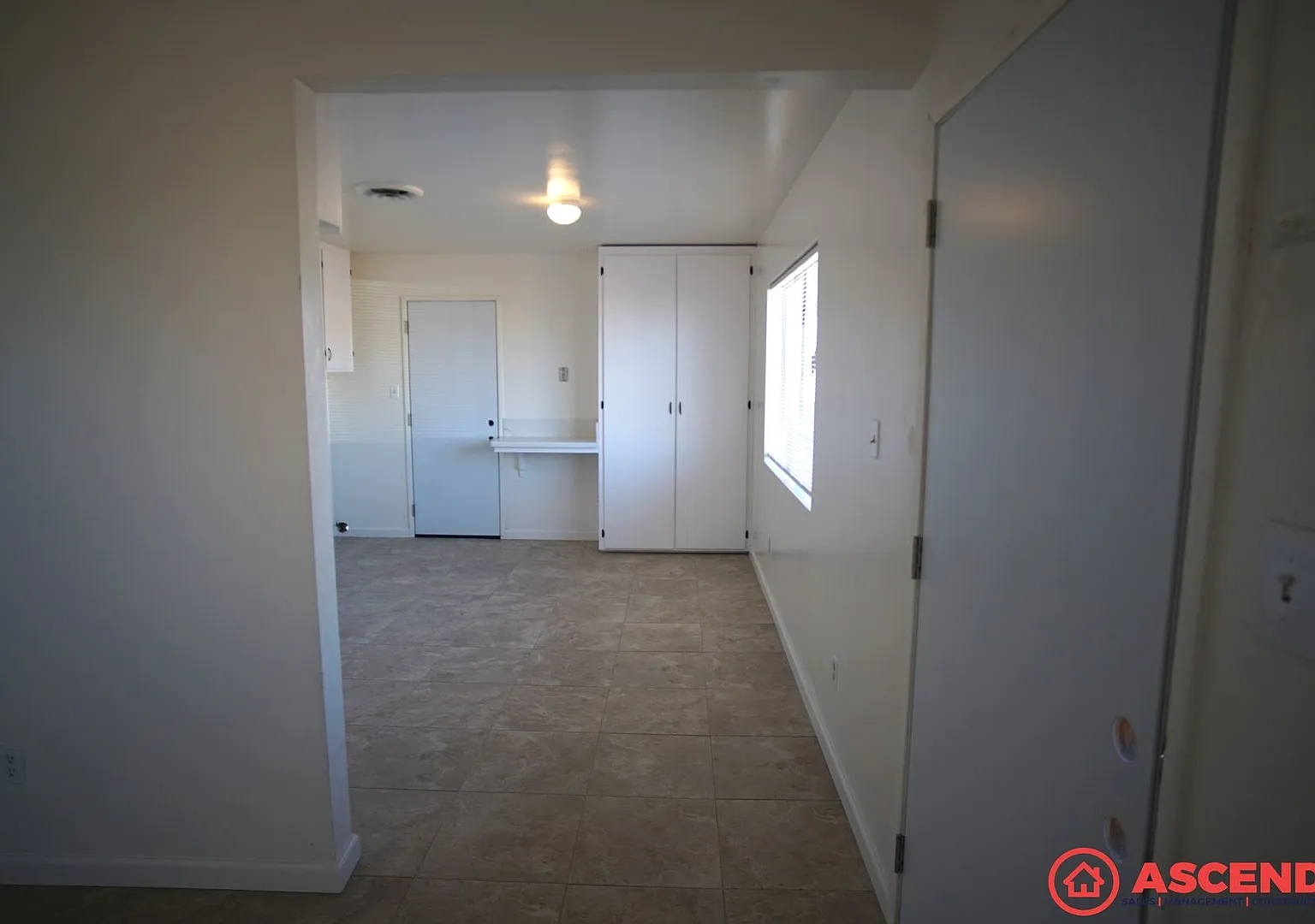 209 E. Warren Ave — Photo 4