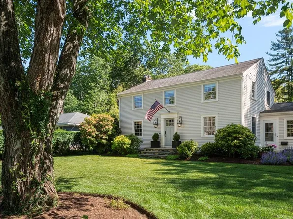 3 Oak Manor Dr, Barrington, RI 02806
