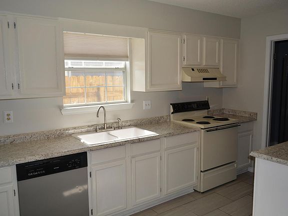 4th image of 301 W Danielle Ct