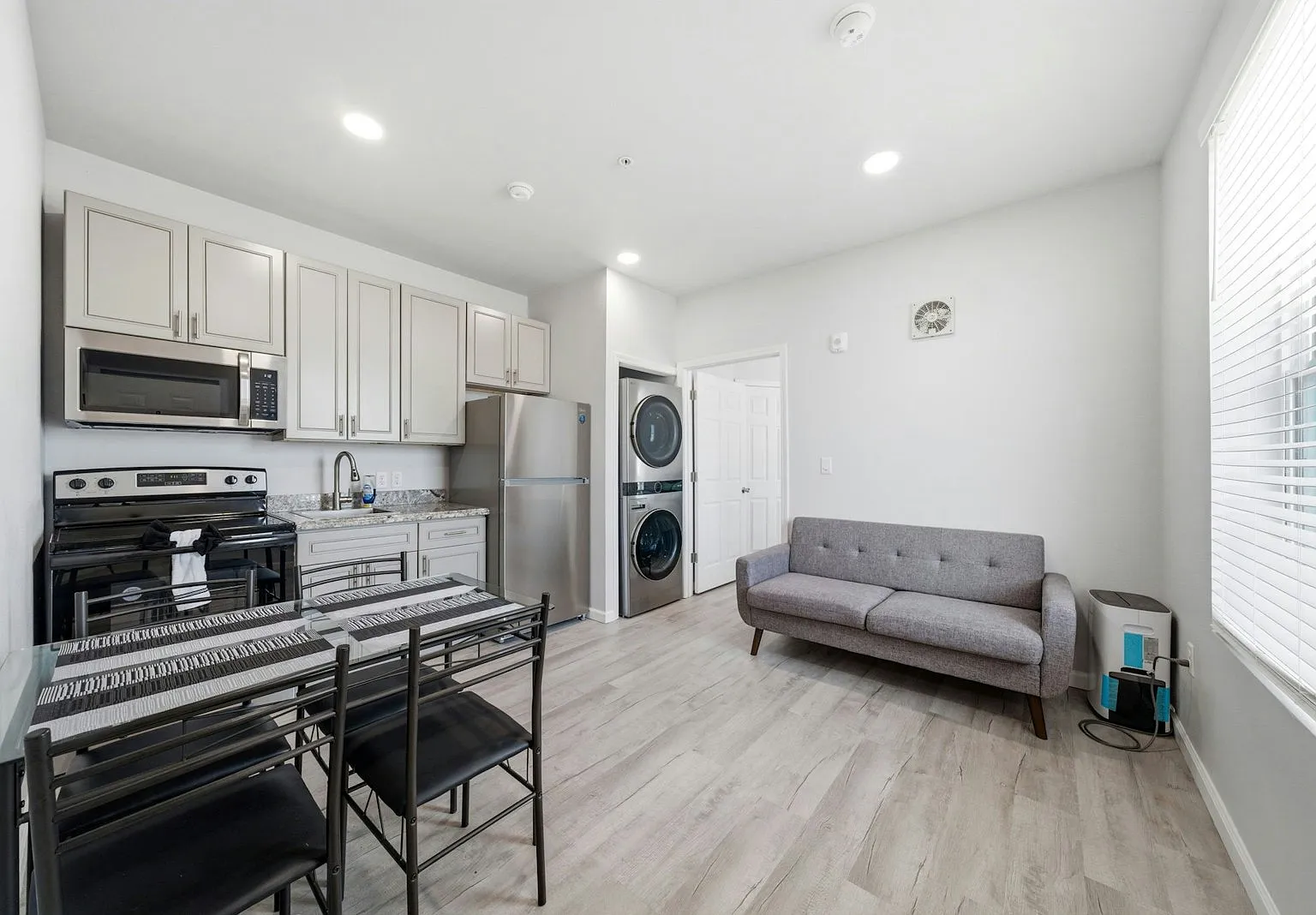 801 Avenue K, Unit D — Photo 2
