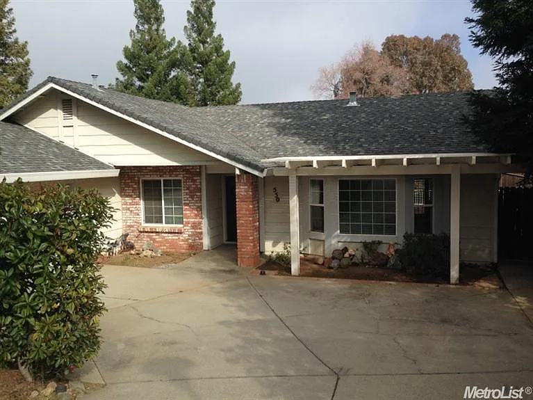 550 Flower Dr photo 1