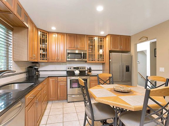 2nd image of 101 Sheffield Ct
