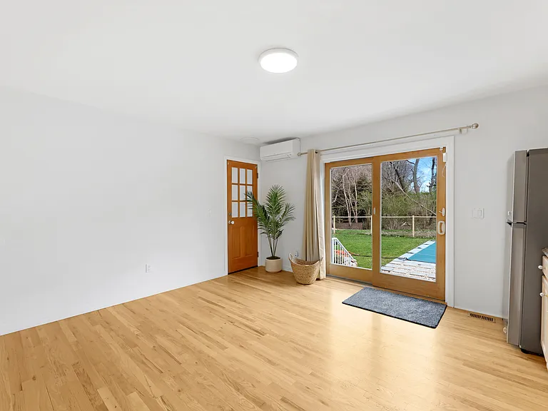 485 Sutton Pl — Photo 8