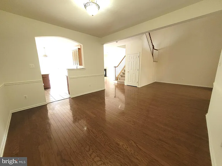 35 Tudor Ct — Photo 4