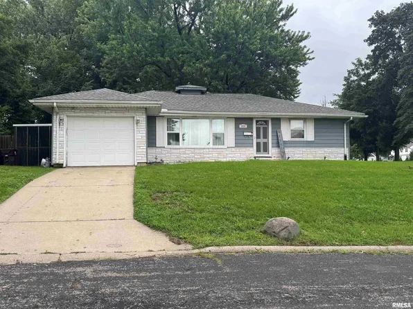 2833 N Easton Pl, Peoria, IL 61604