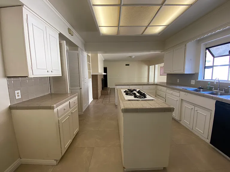 1444 N Mountain Ave — Photo 2