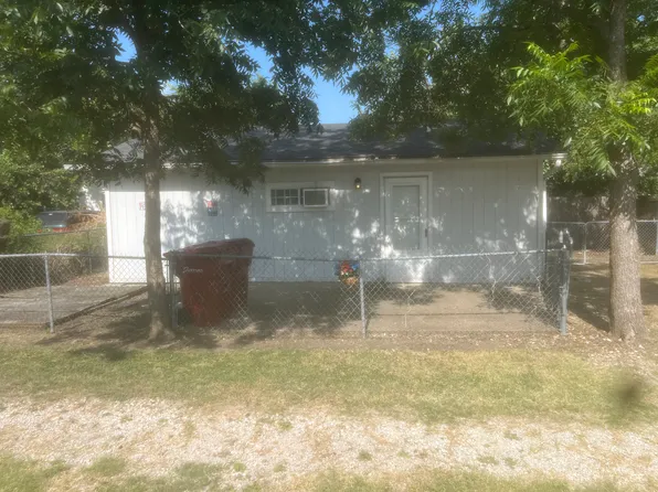 1106 N Ricketts St #B, Sherman, TX 75092