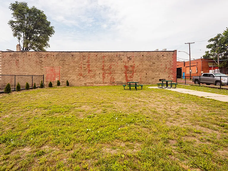 Pasadena Apartments — Photo 42