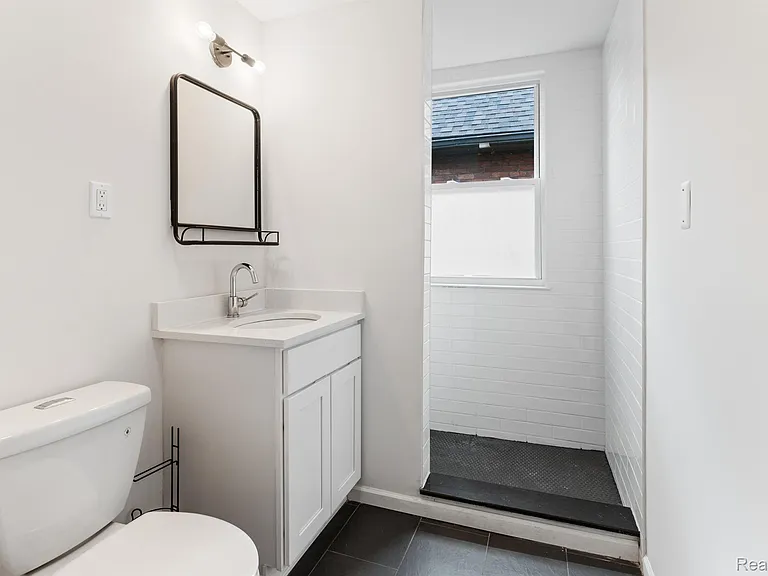 314 Hendrie St — Photo 25