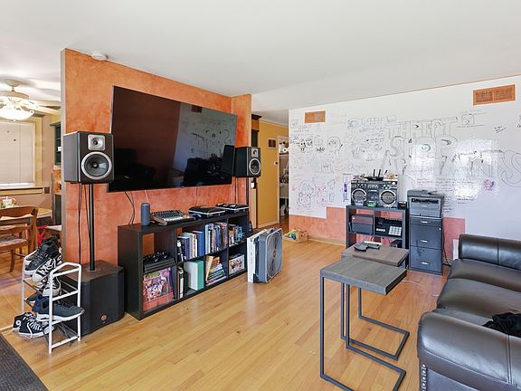3rd image of 7433 W 114th St