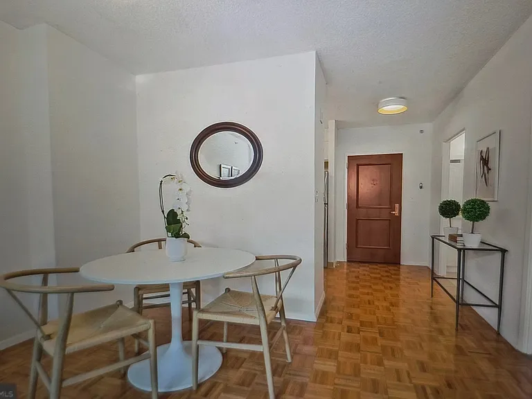 7111 Woodmont Ave #107 — Photo 7