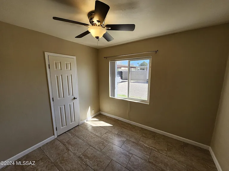 2116 N Bell Ave — Photo 8