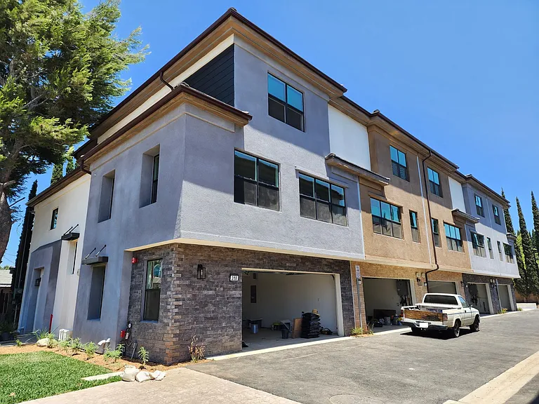 322 S Cypress St — Photo 8