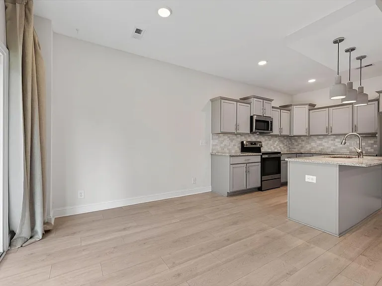 1437 Citadel Dr — Photo 12