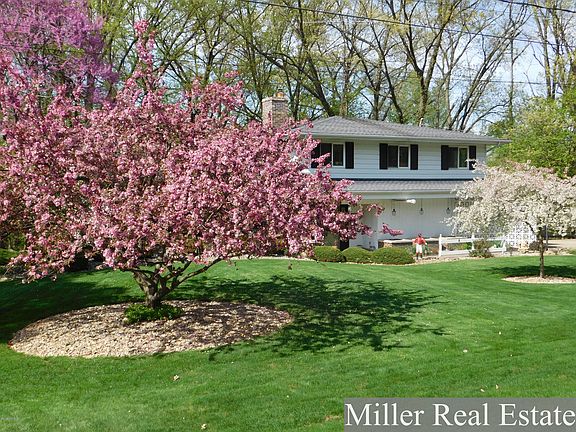3rd image of 482 Lakeside Dr