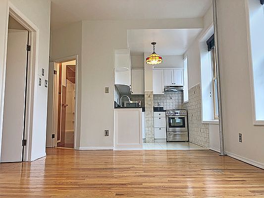 4th image of 124 Thompson St APT 16