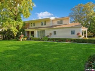 2 Flamingo Rd, East Hills, NY 11576