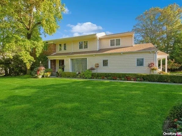2 Flamingo Road, East Hills, NY 11576