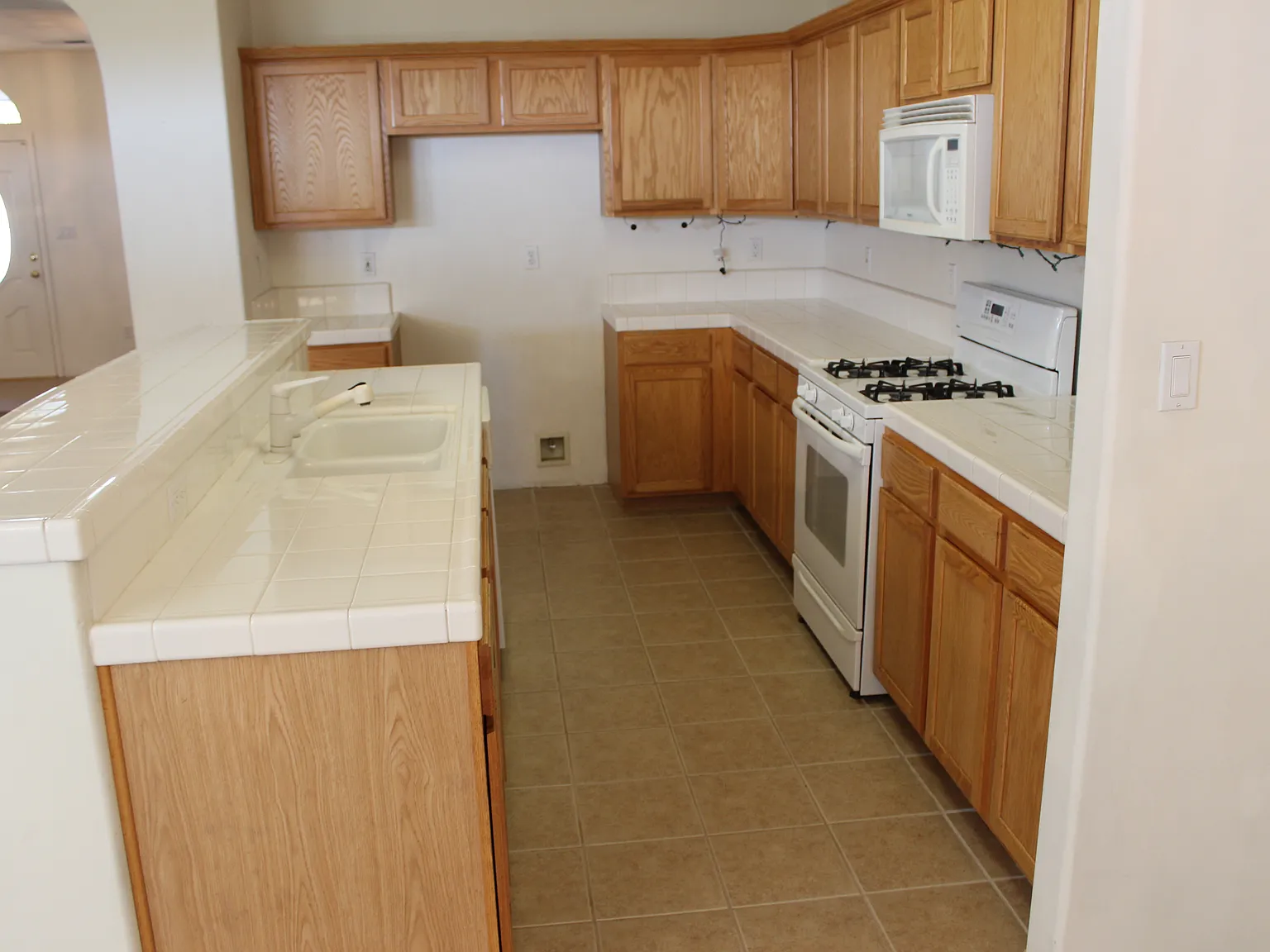 4 bed, 1986 sqft, $2,500 — Photo 2