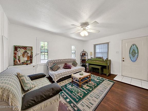 4th image of 419 Raymond Dr
