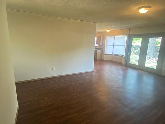 4th image of 1902 White Oak Dr