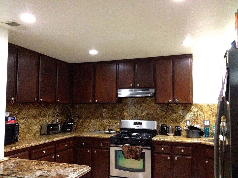 Fully updated kitchen w/Exotic Granite!