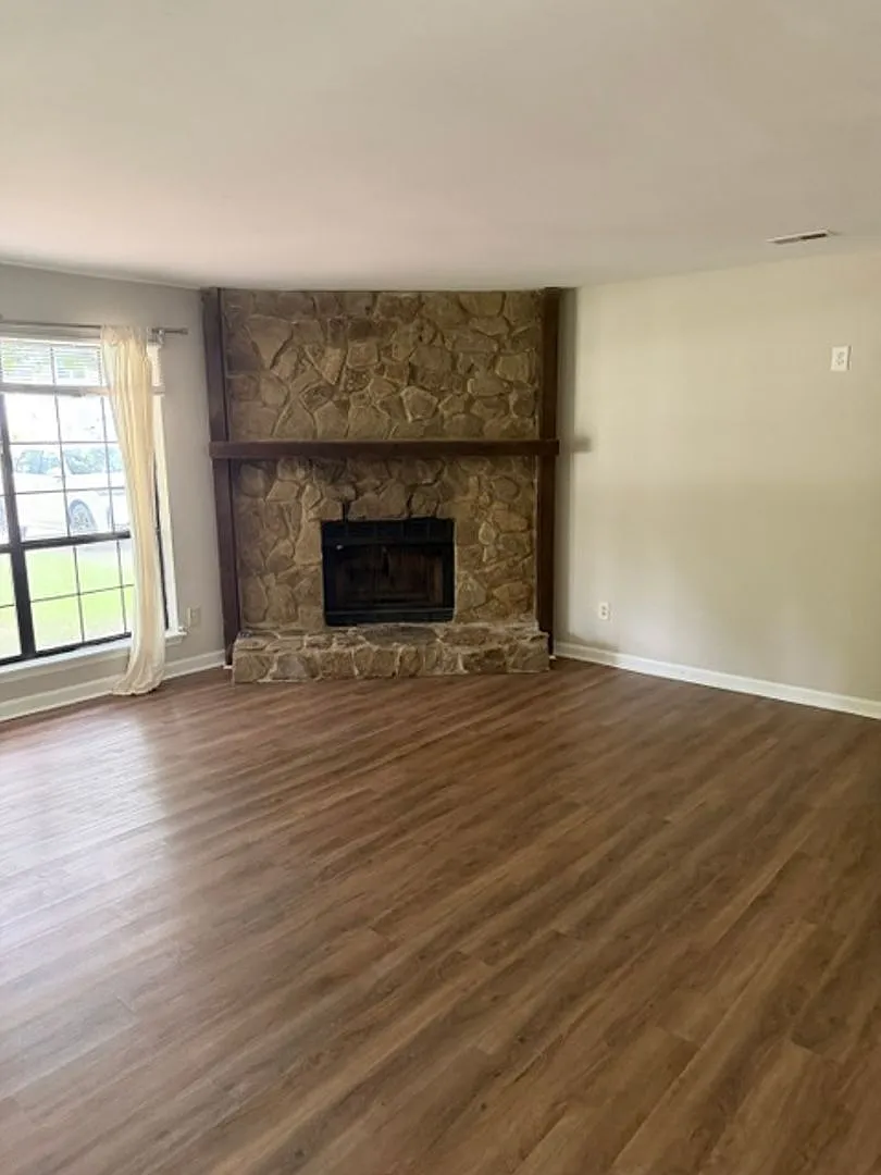 Ranch Home with 3BR/2BA Garage — Photo 3