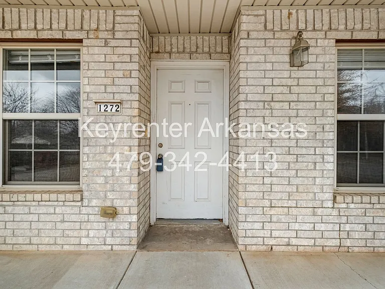 1270 N Trinity Dr — Photo 4