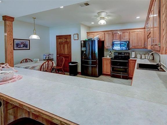 4th image of 1822 N Redwood Dr