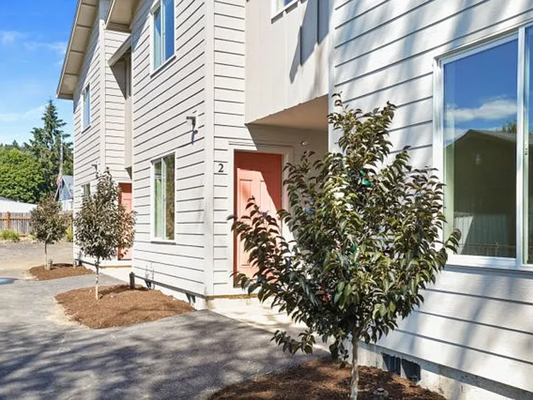 737 NE Sherman St — Photo 17