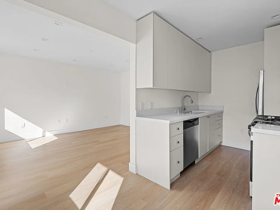 420 S Sepulveda Blvd #3