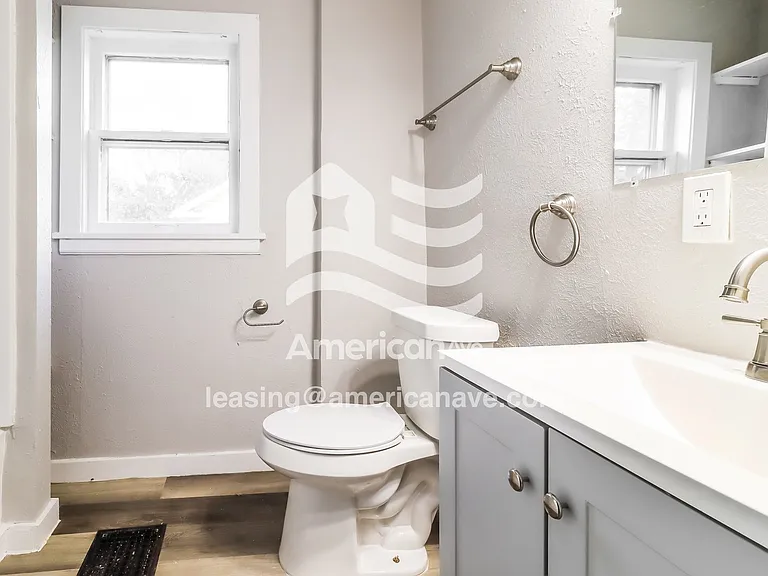 677567_012_bathroom_13.jpg