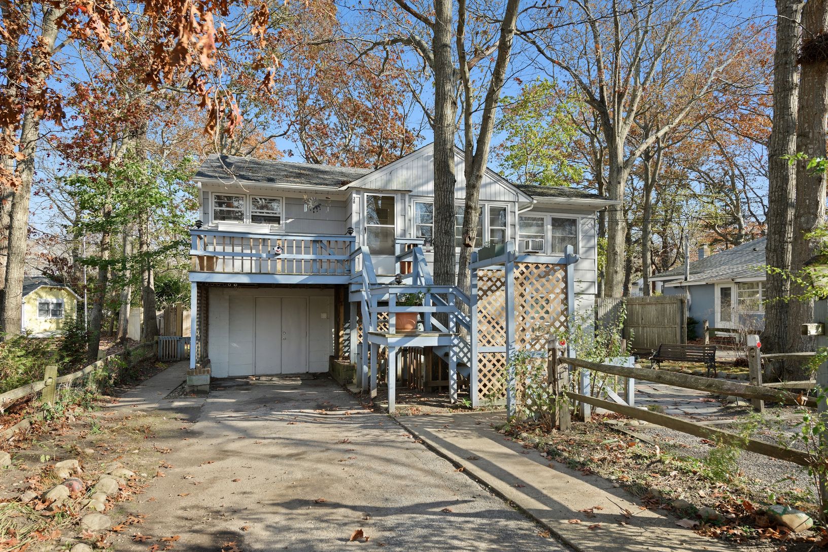 Front of house w Driveway