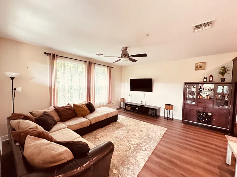 4533 Ruiz St — Photo 2