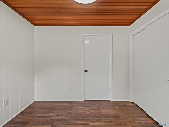 18th image of 146 Lark Ln