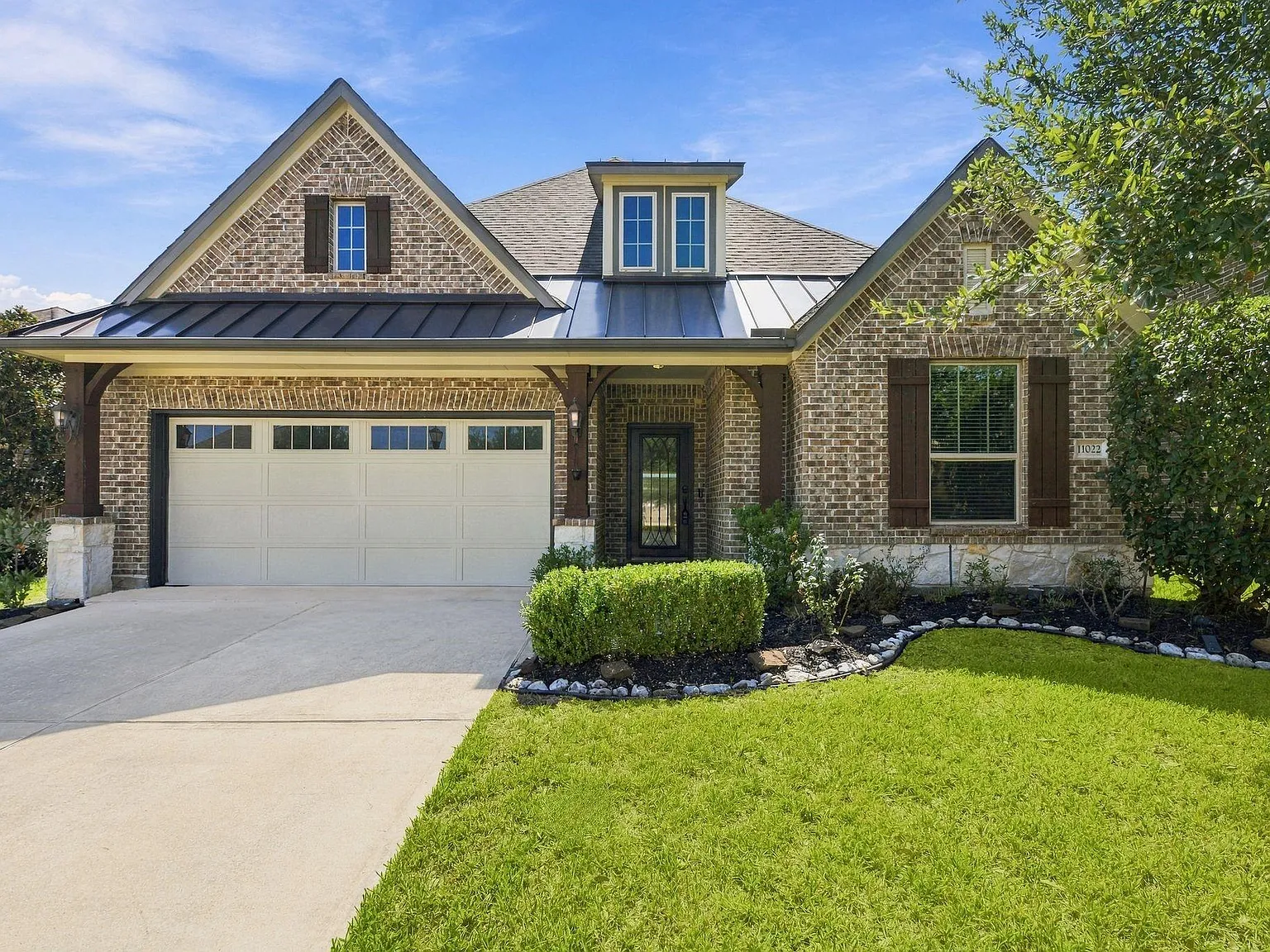 3 bed, 2.0 bath, 2140 sqft, $2,600 — Photo 1