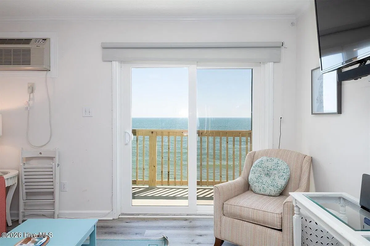1 bed, 1.0 bath, $1,350 — Photo 3