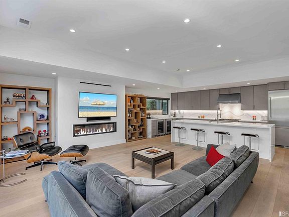 5th image of 411 Sherwood Way