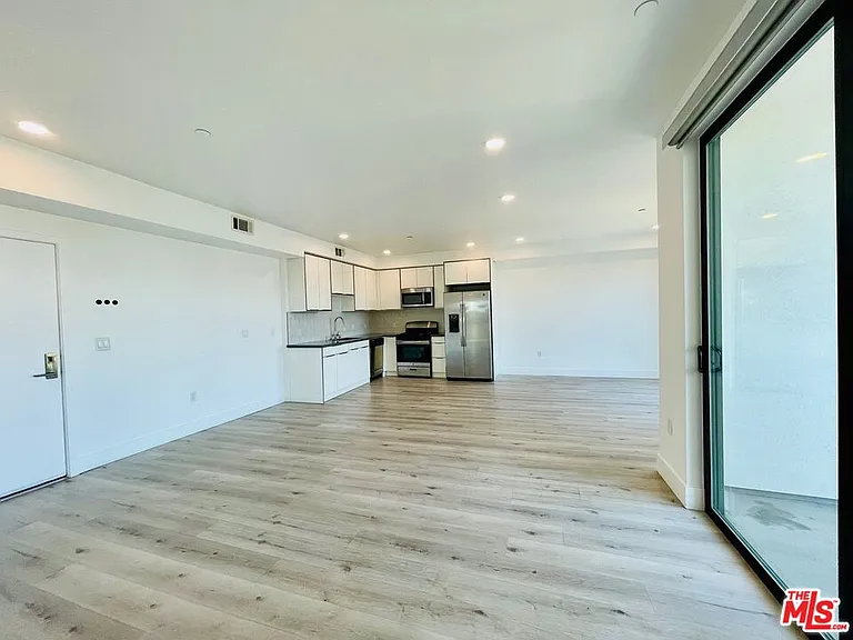 14612 Calvert St #404 — Photo 5