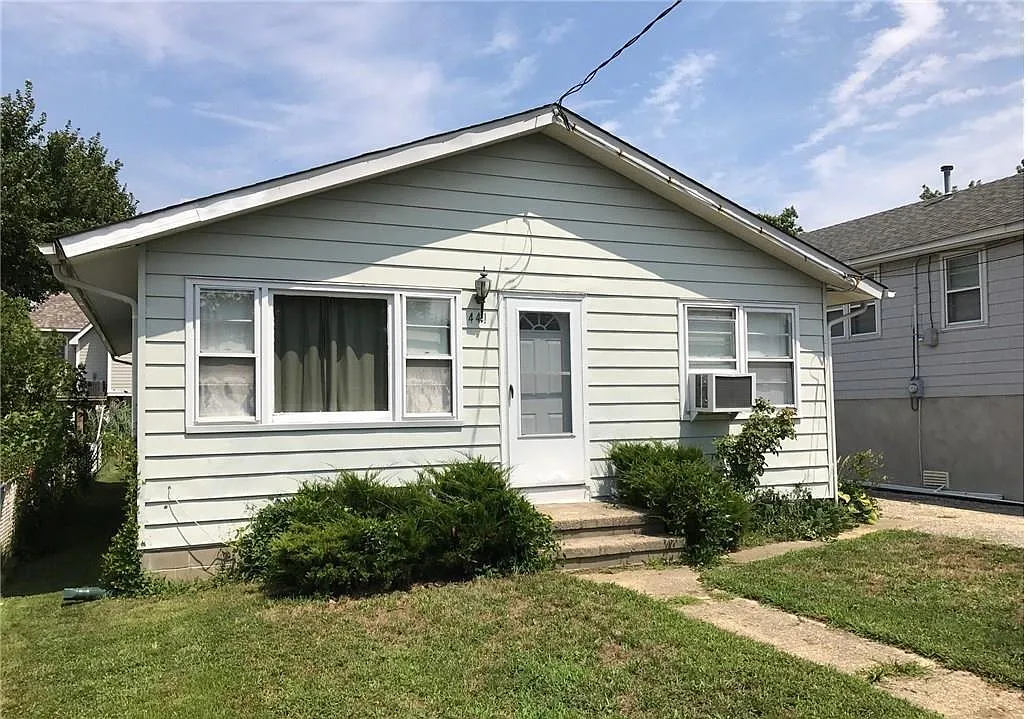 441 E Bayview Ave photo 1