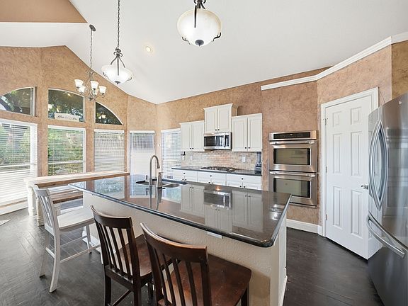 4th image of 1905 Lakeway Dr