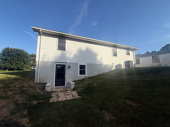 5th image of 1635 Hawthorne Ln