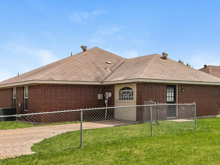 1217 Brittany Way — Photo 16