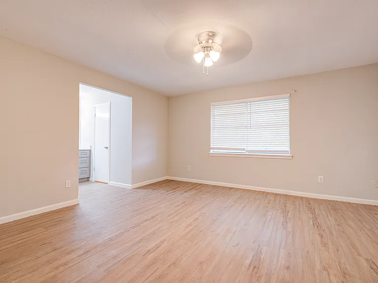 2035 Deerhurst Ln — Photo 10