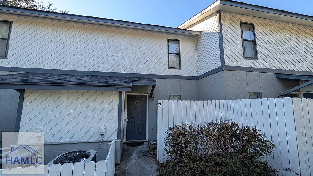 2 bed, 1.5 bath, 512 sqft, $1,095 — Photo 1